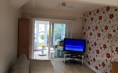 Lounge wallpapered with feature wall